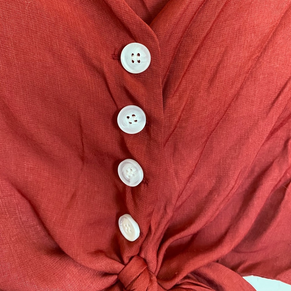 Buttoned V-shaped Crop Top - Picture 2 of 3